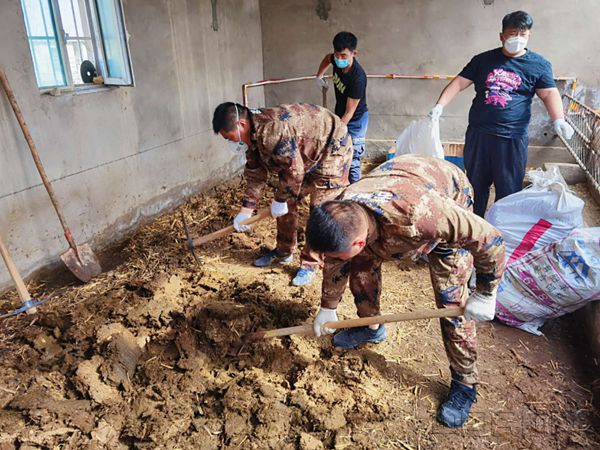 3若羌机场大棚种植掀起春耕备耕热潮_副本.jpg
