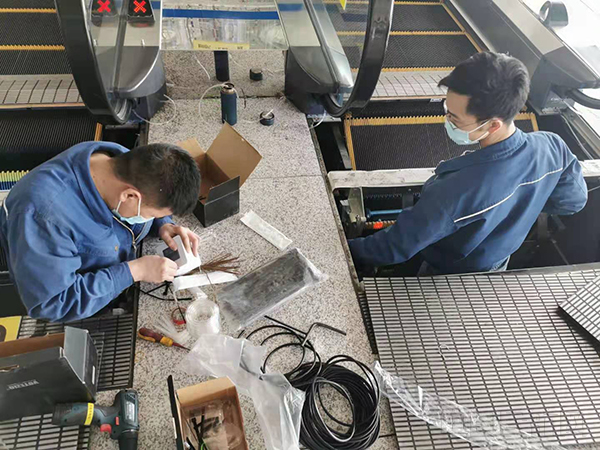 图:安装扶梯自动消杀装置.jpg 图:安装扶梯自动消杀装置.jpg