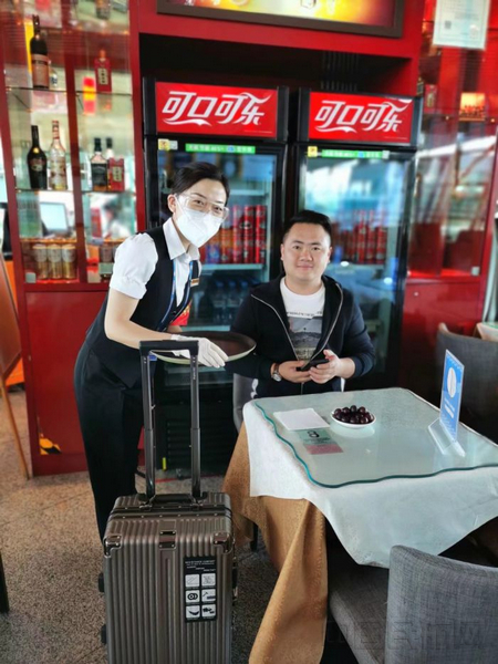 首都机场餐饮公司:咖啡厅的“巧”店长,微笑迎接每一天1.jpg 首都机场餐饮公司:咖啡厅的“巧”店长,微笑迎接每一天1.jpg
