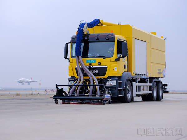 作业中的新型除胶车-浦东机场供图.jpg 作业中的新型除胶车-浦东机场供图.jpg