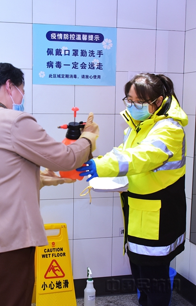 【人物】黄迪:玫瑰丛中的铿锵行者_副本.jpg 【人物】黄迪:玫瑰丛中的铿锵行者_副本.jpg