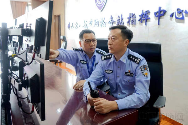 王志斌(右)在洋山边检站指挥中心查看一线执勤监控-叶真于摄.jpg 王志斌(右)在洋山边检站指挥中心查看一线执勤监控-叶真于摄.jpg