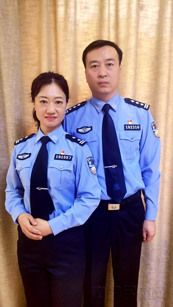 汪学超夫妇“情侣装”合影.jpg 汪学超夫妇“情侣装”合影.jpg