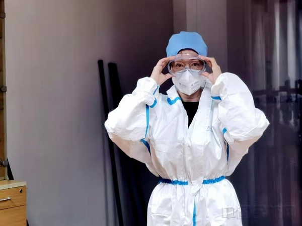 汪学超穿上防护服化身“大白”-吴琦摄.jpg 汪学超穿上防护服化身“大白”-吴琦摄.jpg