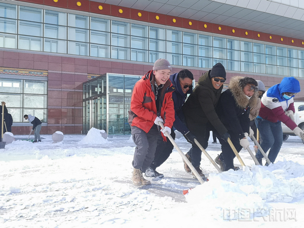 2月5日,出动2太大型扫雪车和2台小型抛雪车清理机场道面积雪,多部门员工也拿着铲子去现场扫雪1.jpg 2月5日,出动2太大型扫雪车和2台小型抛雪车清理机场道面积雪,多部门员工也拿着铲子去现场扫雪1.jpg