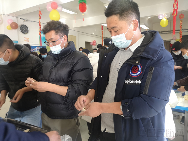 民航西藏去局局长白珍在阿里机场,慰问机场员工,跟大家一起包饺子过年1.jpg 民航西藏去局局长白珍在阿里机场,慰问机场员工,跟大家一起包饺子过年1.jpg