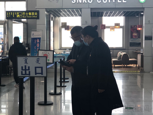 图:张杰在航站楼现场帮助老年旅客操作手机行程码和健康码.jpg 图:张杰在航站楼现场帮助老年旅客操作手机行程码和健康码.jpg