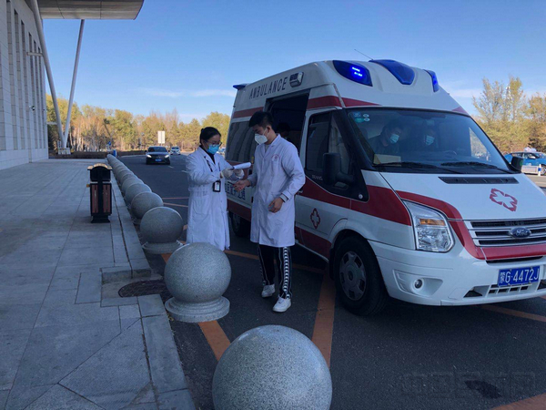 图:张杰与通辽市疫情防控指挥部医疗管控组进行“手对手”交接.jpg 图:张杰与通辽市疫情防控指挥部医疗管控组进行“手对手”交接.jpg