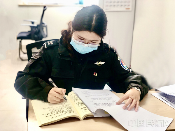 图:赵文琦在收集材料.jpg 图:赵文琦在收集材料.jpg