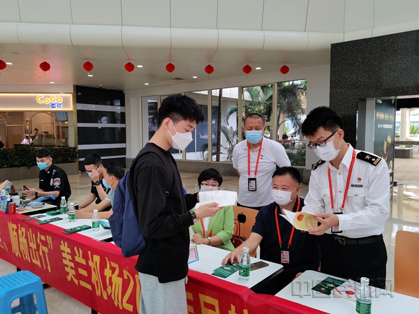 现场工作人员与旅客进行科普_副本.jpg 现场工作人员与旅客进行科普_副本.jpg
