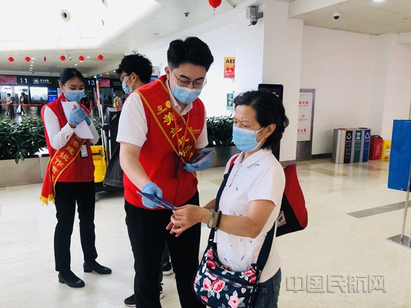 志愿者在向过往旅客进行科普_副本.jpg 志愿者在向过往旅客进行科普_副本.jpg