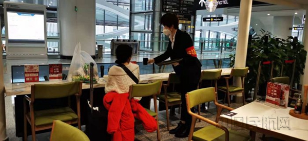 这趟旅途,她要为机场餐饮人点“100个赞”_副本.jpg 这趟旅途,她要为机场餐饮人点“100个赞”_副本.jpg