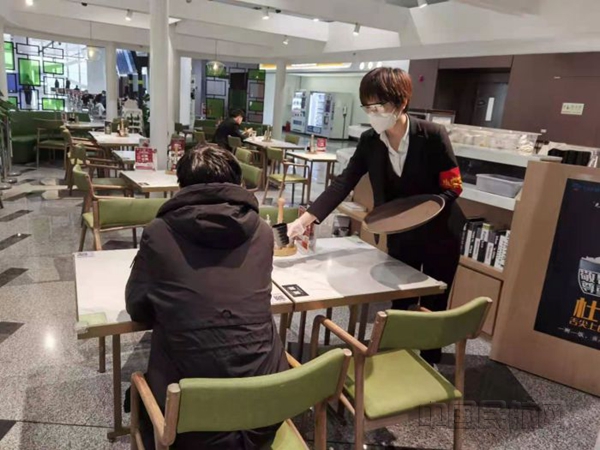 这趟旅途,她要为机场餐饮人点“100个赞”3_副本.jpg 这趟旅途,她要为机场餐饮人点“100个赞”3_副本.jpg