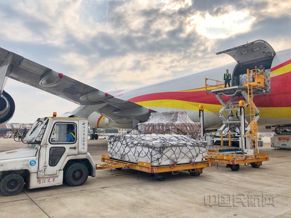 金鹏航空全货机装载物资-南京机场供图_副本.jpg 金鹏航空全货机装载物资-南京机场供图_副本.jpg