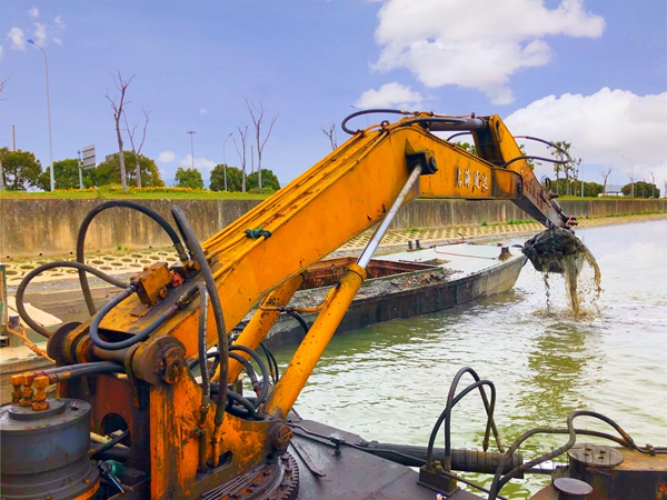 河道清淤作业_副本.jpg 河道清淤作业_副本.jpg