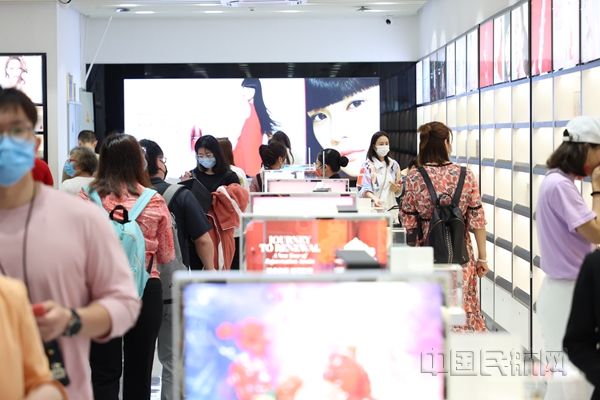 配图:旅客在三亚机场免税店购物_副本.jpg 配图:旅客在三亚机场免税店购物_副本.jpg