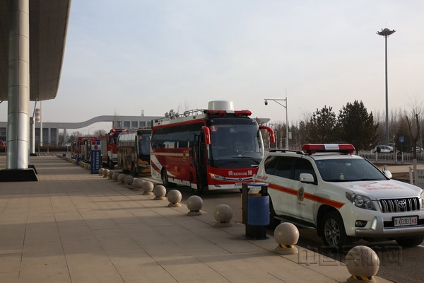 图:航站楼门前救援车车辆集结 摄影:李垣锐_副本.jpg 图:航站楼门前救援车车辆集结 摄影:李垣锐_副本.jpg