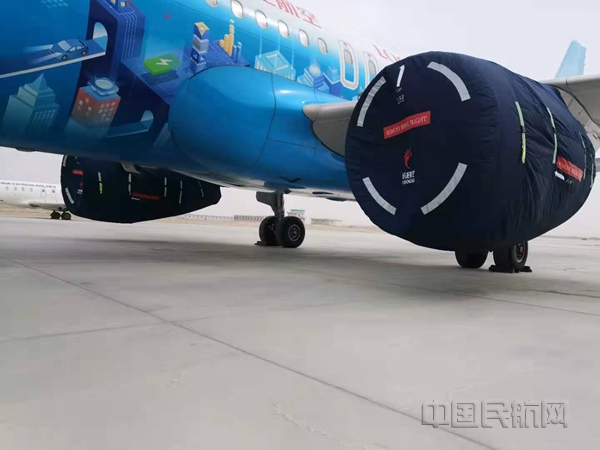 2库尔勒机场全力应对大风沙尘特殊天气 为每一架飞机“戴好口罩”_副本.jpg 2库尔勒机场全力应对大风沙尘特殊天气 为每一架飞机“戴好口罩”_副本.jpg