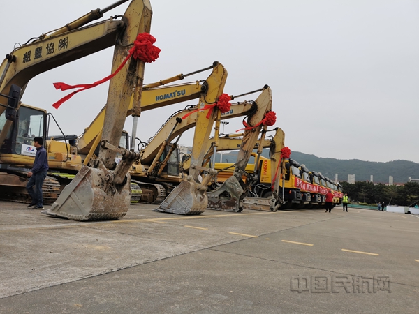 施工设备严阵以待_副本.jpg 施工设备严阵以待_副本.jpg