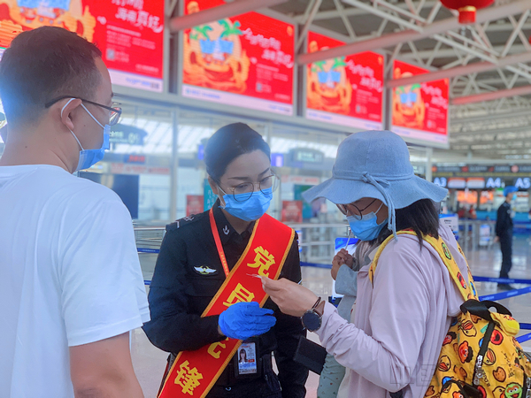 在一线窗口岗位设立党员先锋岗.jpg 在一线窗口岗位设立党员先锋岗.jpg