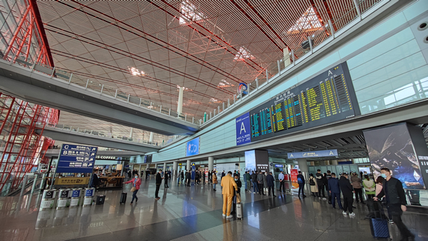 图片说明:首都机场客流量自3月16日起出现显著增长,24日客流量超14.