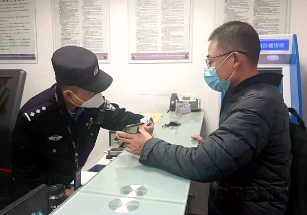 图:民警认真核对失主身份信息 摄影:高雨诗_副本.png 图:民警认真核对失主身份信息 摄影:高雨诗_副本.png