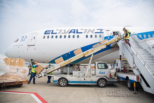 浦东机场创新装卸方式,提速保障外航“客改货”航班-浦东机场供图_副本.jpg 浦东机场创新装卸方式,提速保障外航“客改货”航班-浦东机场供图_副本.jpg