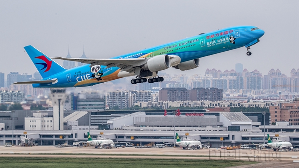 东航波音777-200,华航18007 东航"进博号"波音777彩绘机从虹桥机场起飞-东航供图_副本.jpg