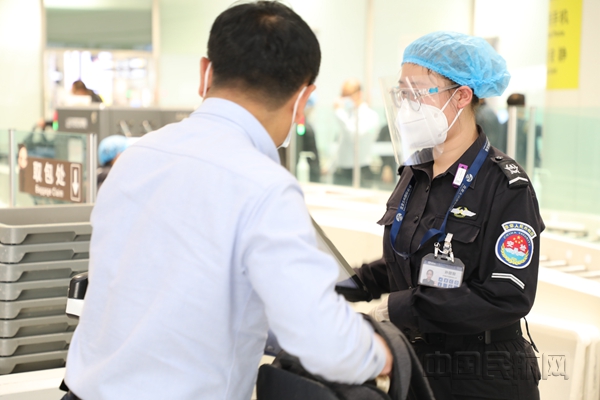 图:安检员正在讲解物品携带规定_副本.jpg 图:安检员正在讲解物品携带规定_副本.jpg