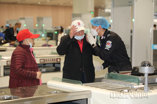 图:安检员正在给老年旅客悉心解答疑问_副本.jpg 图:安检员正在给老年旅客悉心解答疑问_副本.jpg