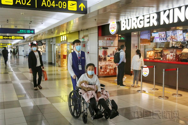 机场工作人员为特殊旅客提供悉心照顾_副本.jpg