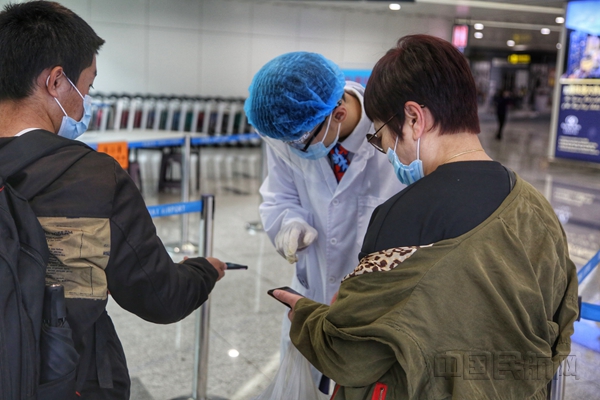 机场工作人员为到达旅客查验健康码_副本.jpg