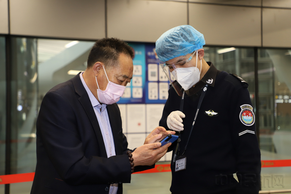 图:安检员帮助过检旅客查验健康码.jpg 图:安检员帮助过检旅客查验健康码.jpg