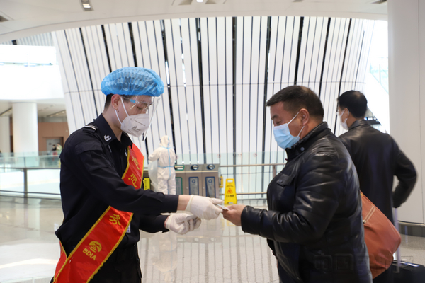 图:安检员协助旅客过检.jpg 图:安检员协助旅客过检.jpg