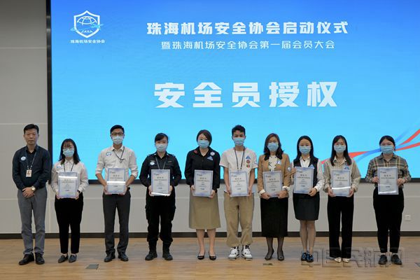 协会会长张海涛向各部门安全员颁发授权书_副本_副本.jpg