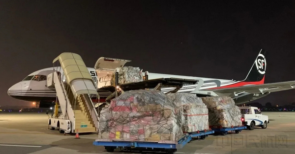 在厦门机场装运物资的顺丰航空b757全货机-厦门机场供图.jpg
