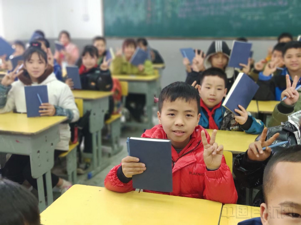 岑牙村小学的孩子们收到民警赠送的学习用品-上海机场边检供图.jpg 岑牙村小学的孩子们收到民警赠送的学习用品-上海机场边检供图.jpg