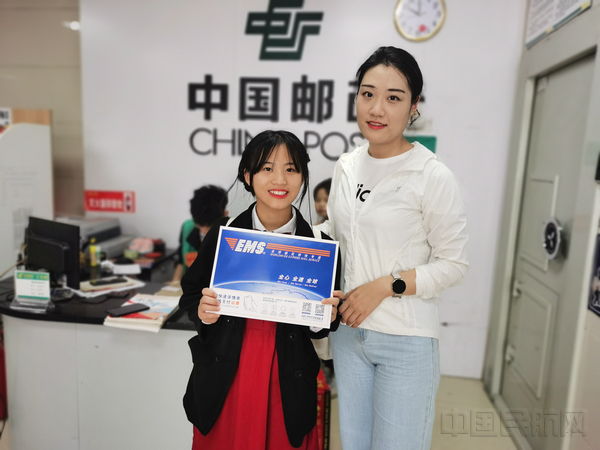 支教民警张钰伟陪潘银花到邮局寄信-上海机场边检供图.jpg 支教民警张钰伟陪潘银花到邮局寄信-上海机场边检供图.jpg