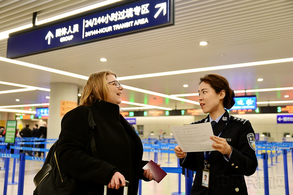 上海机场边检百人外语志愿服务队获全国"最佳志愿服务组织"