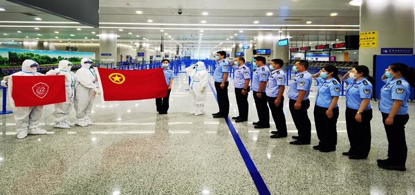 上海机场边检百人外语志愿服务队获全国"最佳志愿服务