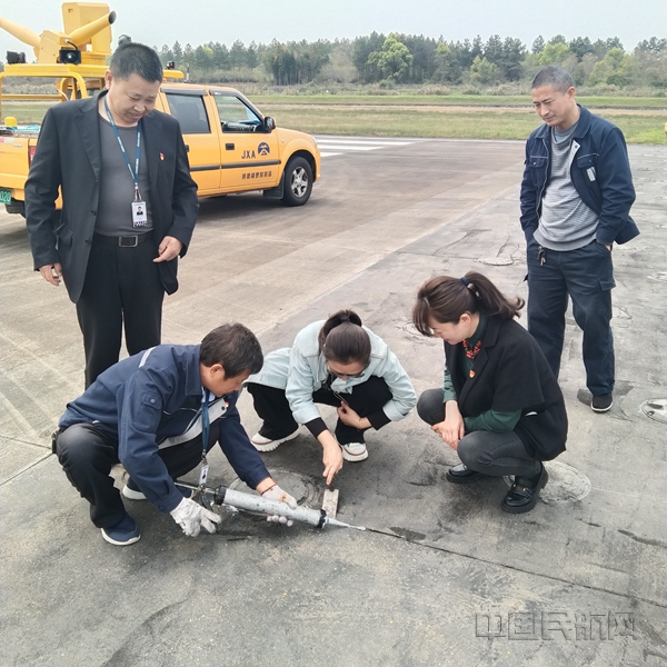 景德镇机场机场管理部党支部开展“跑道巡查”党员主题日活动_副本.jpg 景德镇机场机场管理部党支部开展“跑道巡查”党员主题日活动_副本.jpg