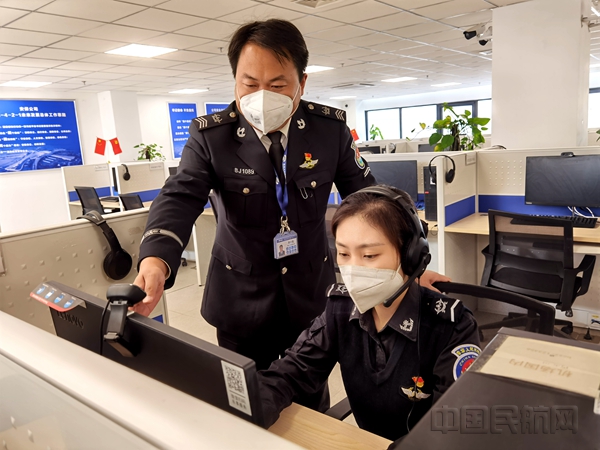 图:贺小宝正在指导员工工作_副本.jpg 图:贺小宝正在指导员工工作_副本.jpg