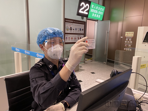 图:安检员查验旅客有效乘机证件_副本.jpg 图:安检员查验旅客有效乘机证件_副本.jpg