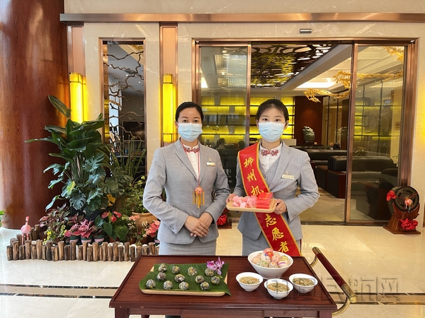 nEO_IMG_三月三邀请旅客一起品特色美食