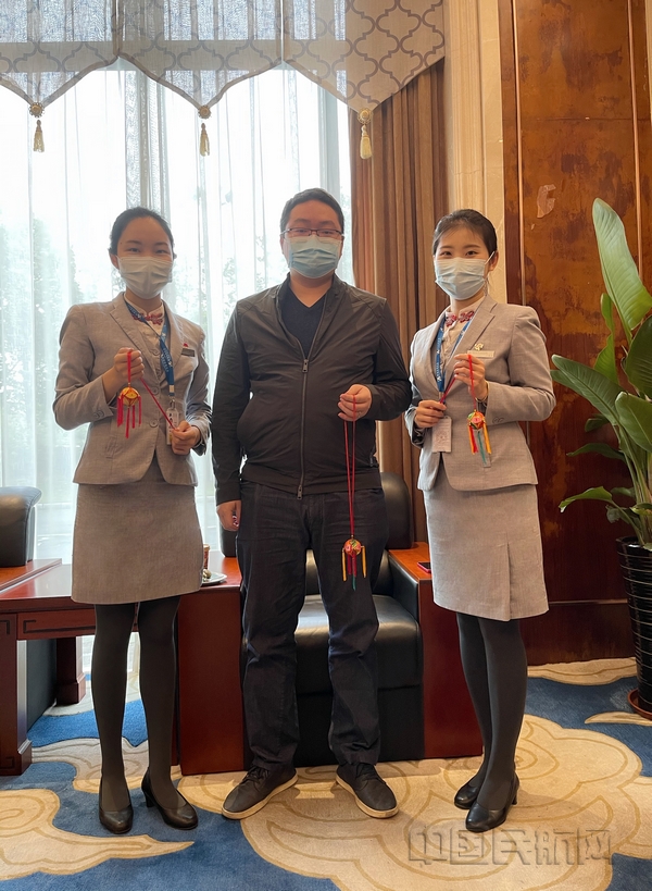 nEO_IMG_工作人员将广西绣球送给参与抽题问答的旅客