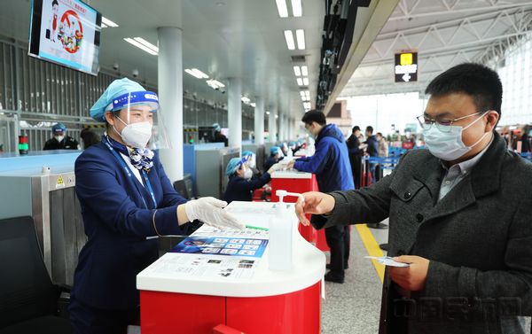 为旅客办理乘机手续并提示旅客消毒。.jpg 为旅客办理乘机手续并提示旅客消毒。.jpg