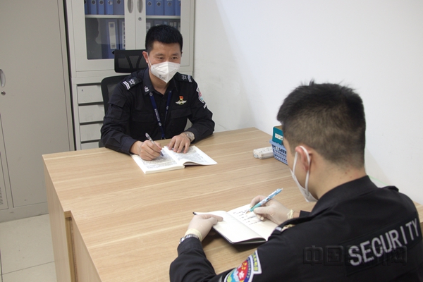 图说：纪检“三级网格”班组长对员工进行谈心谈话_副本.jpg