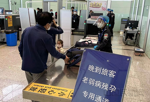 天津滨海机场9条新安检通道投用 保障"五一"客流高峰