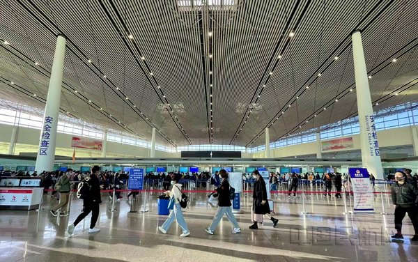 天津滨海机场9条新安检通道投用 保障"五一"客流高峰