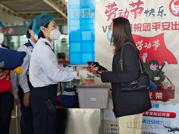 图:与旅客互动 摄影:贺佳静_副本_副本.jpg 图:与旅客互动 摄影:贺佳静_副本_副本.jpg